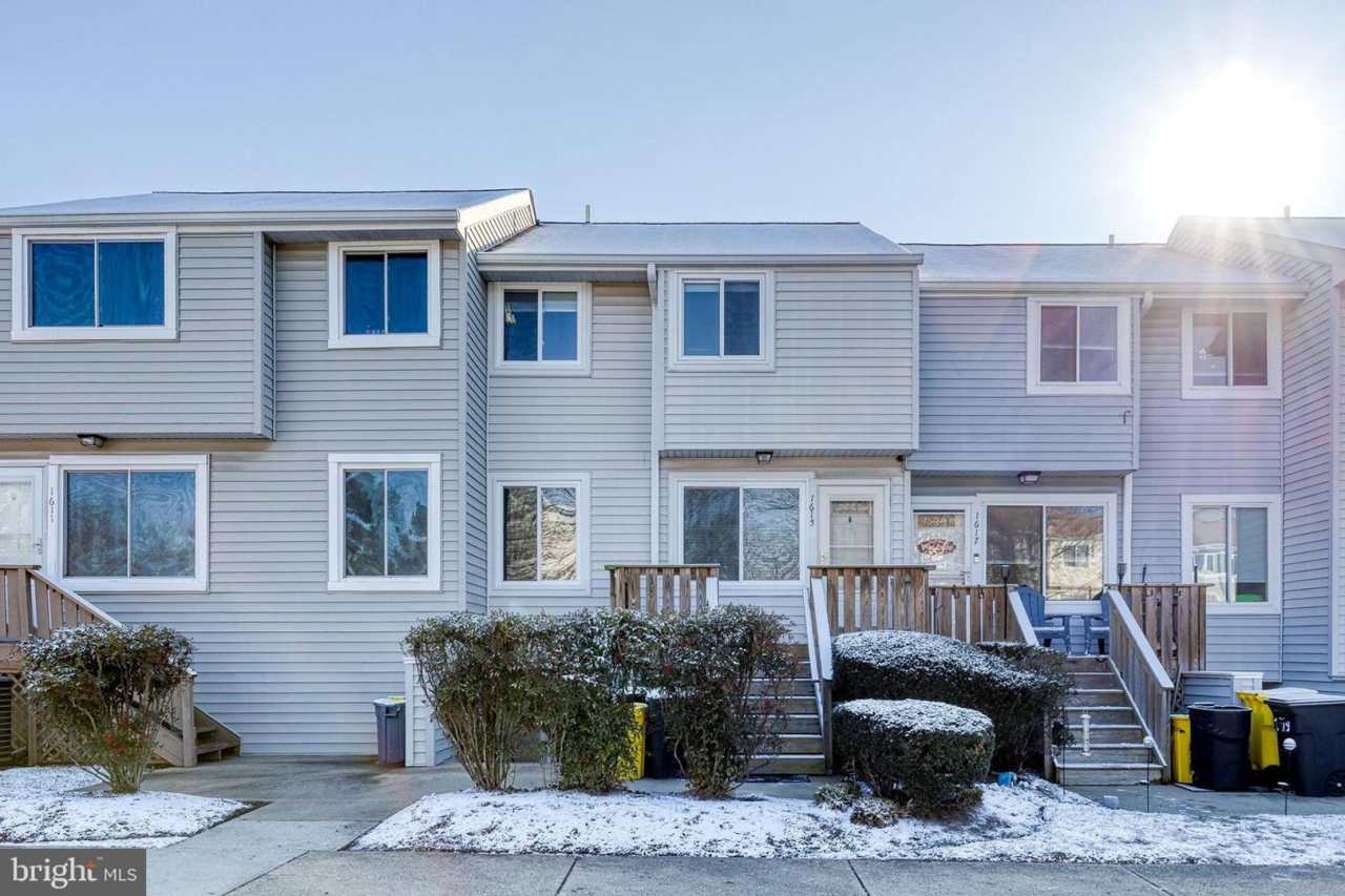 Beautiful 3bd 1.5bth top-level condo/townhouse in the highly sought-after Crofton Meadows community!