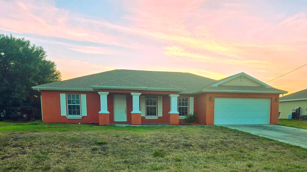 Price Improved!!!!-Large Family Home-Great Location! 3/2/2 + DEN!!