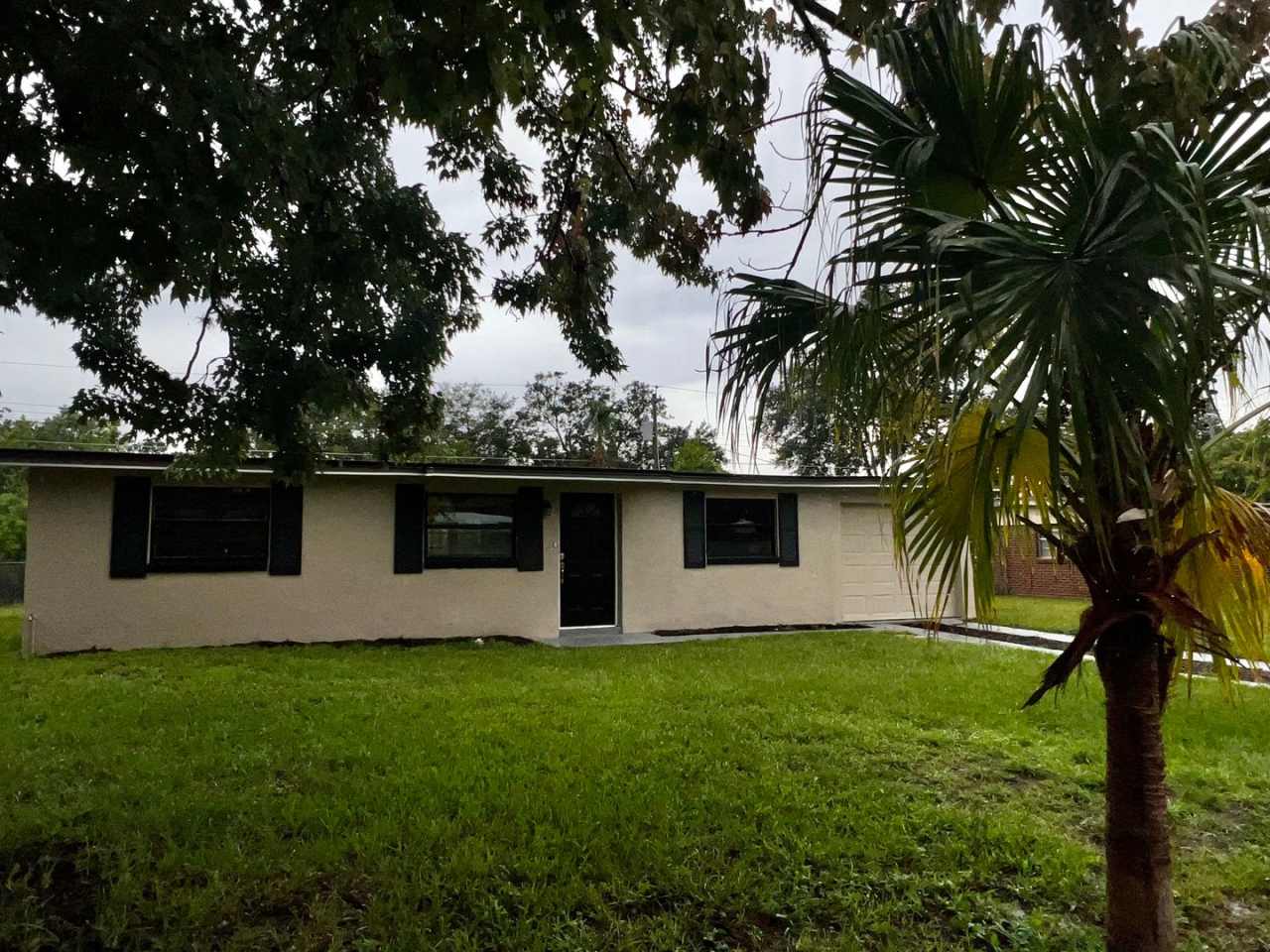 Remodeled 4 Bedroom 2 Bath Home Minutes from Sanford international Airport!