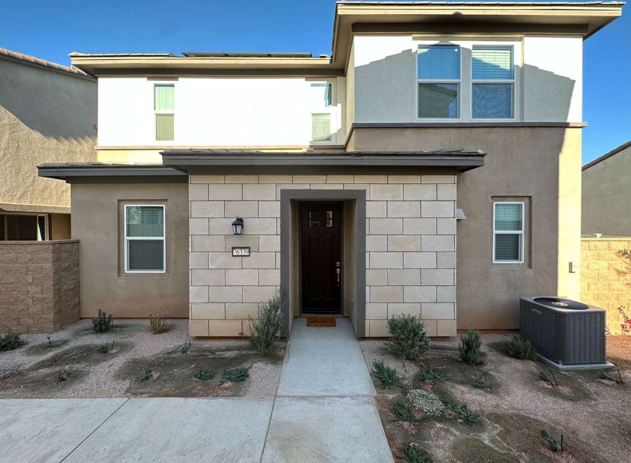 AVAILABLE NOW ! 4 bedrooms 3 bathrooms Home in Palm Desert