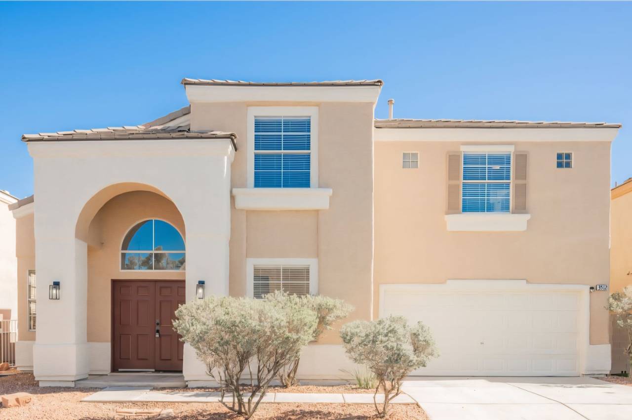 Beautiful 4 bedroom home located in the Shores