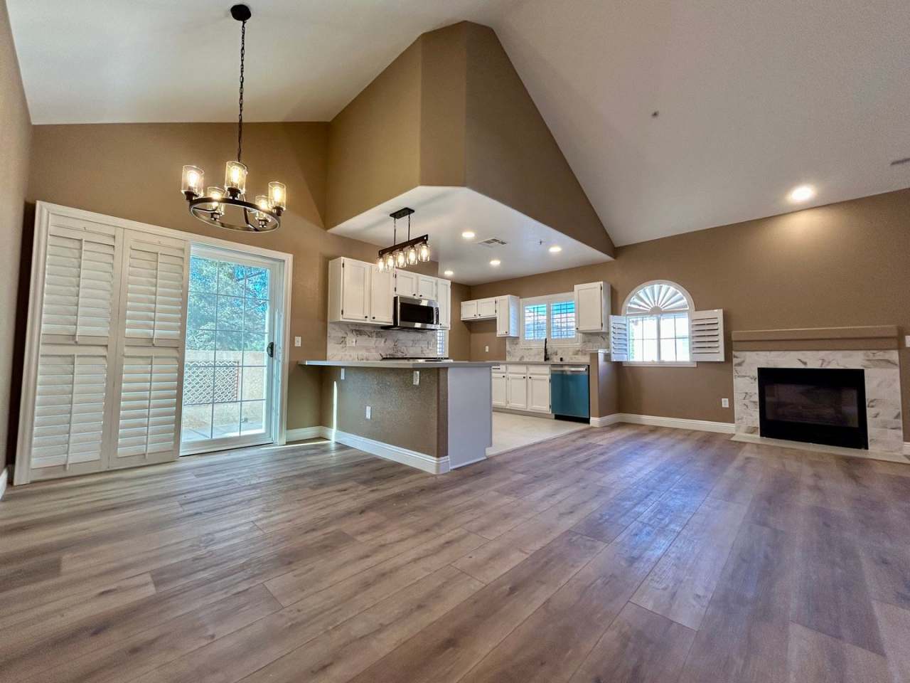 Lovely 2 story condo conveniently located near Eastern and Wigwam.