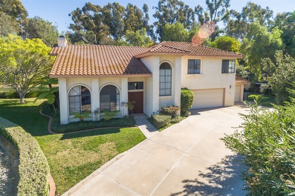 4 Bedroom, 2.5 Bath House w/2 Garages on 1-Acre Lot in Gated Community