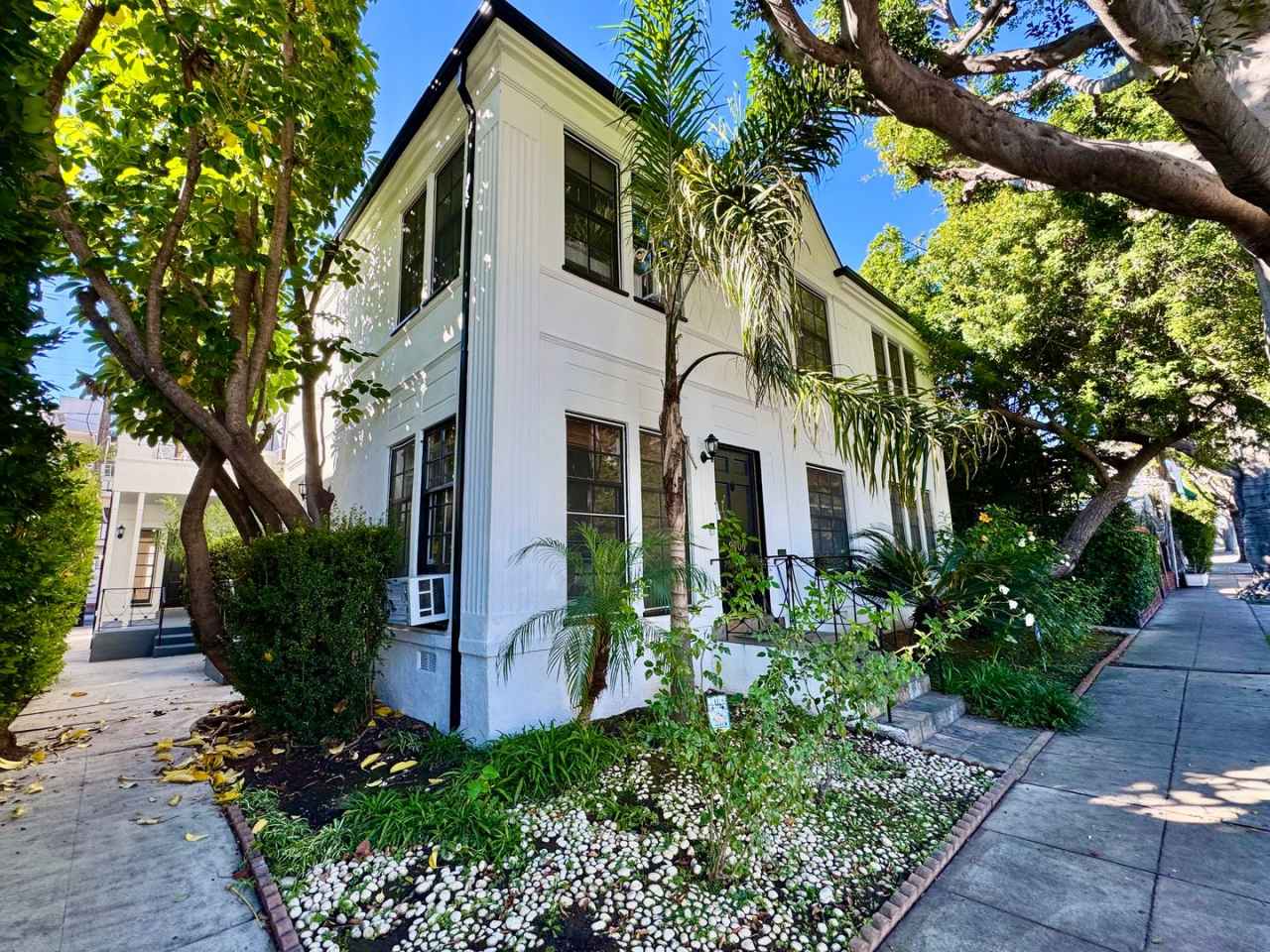 Sun-Filled 2-bed 1-bath First Floor short stroll to Cedars-Sinai, Robertson Blvd, Beverly Center