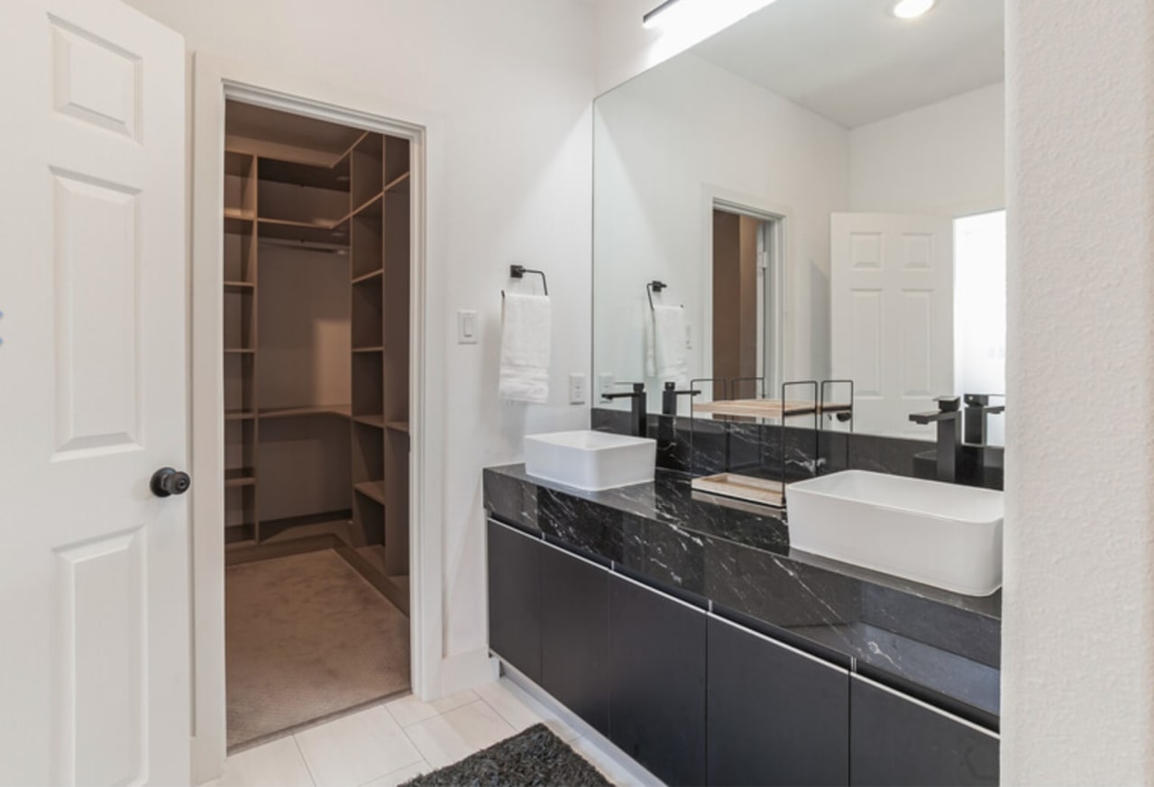 18996 Kittridge Street