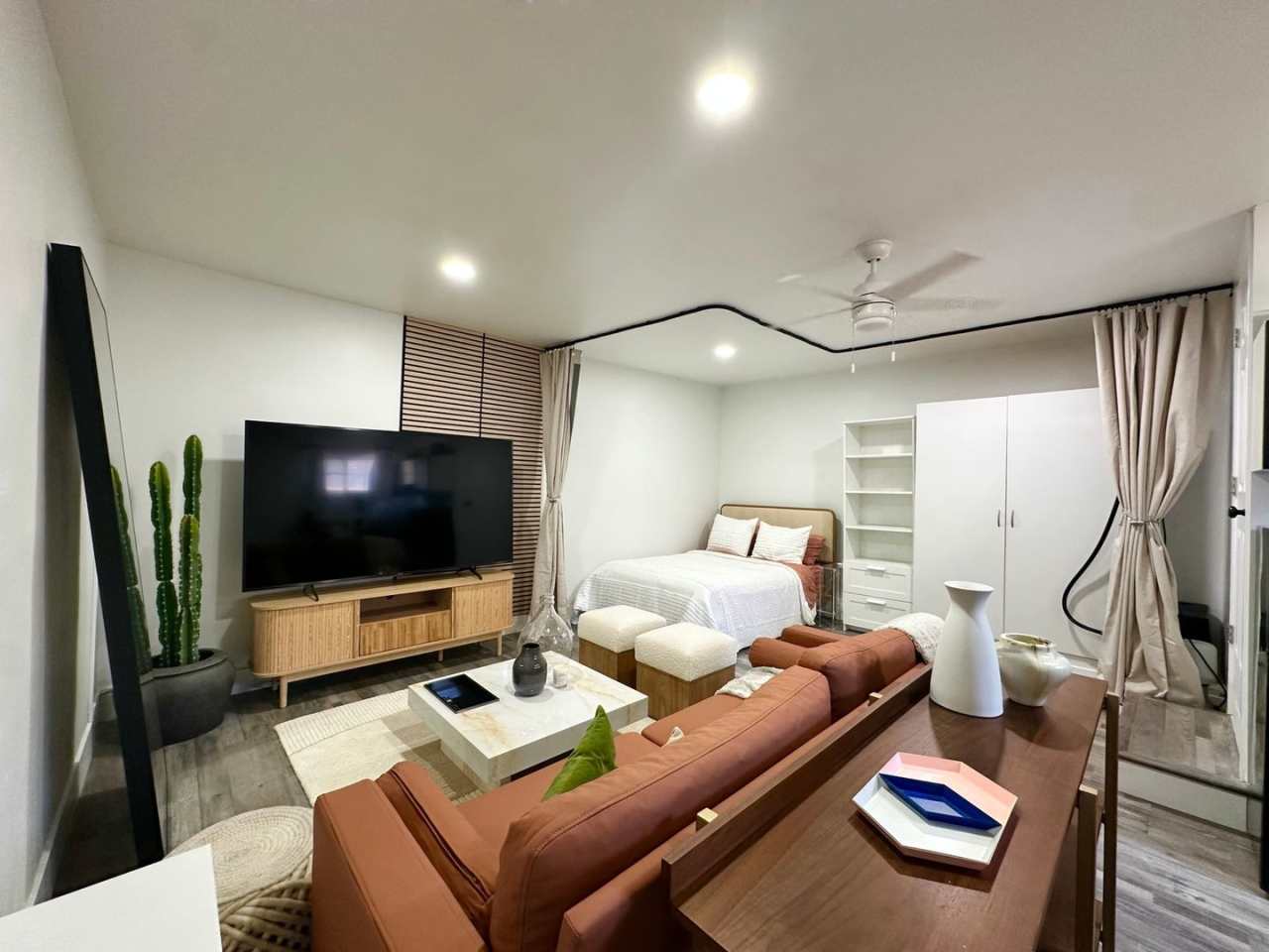 Charming Studio House in Reseda