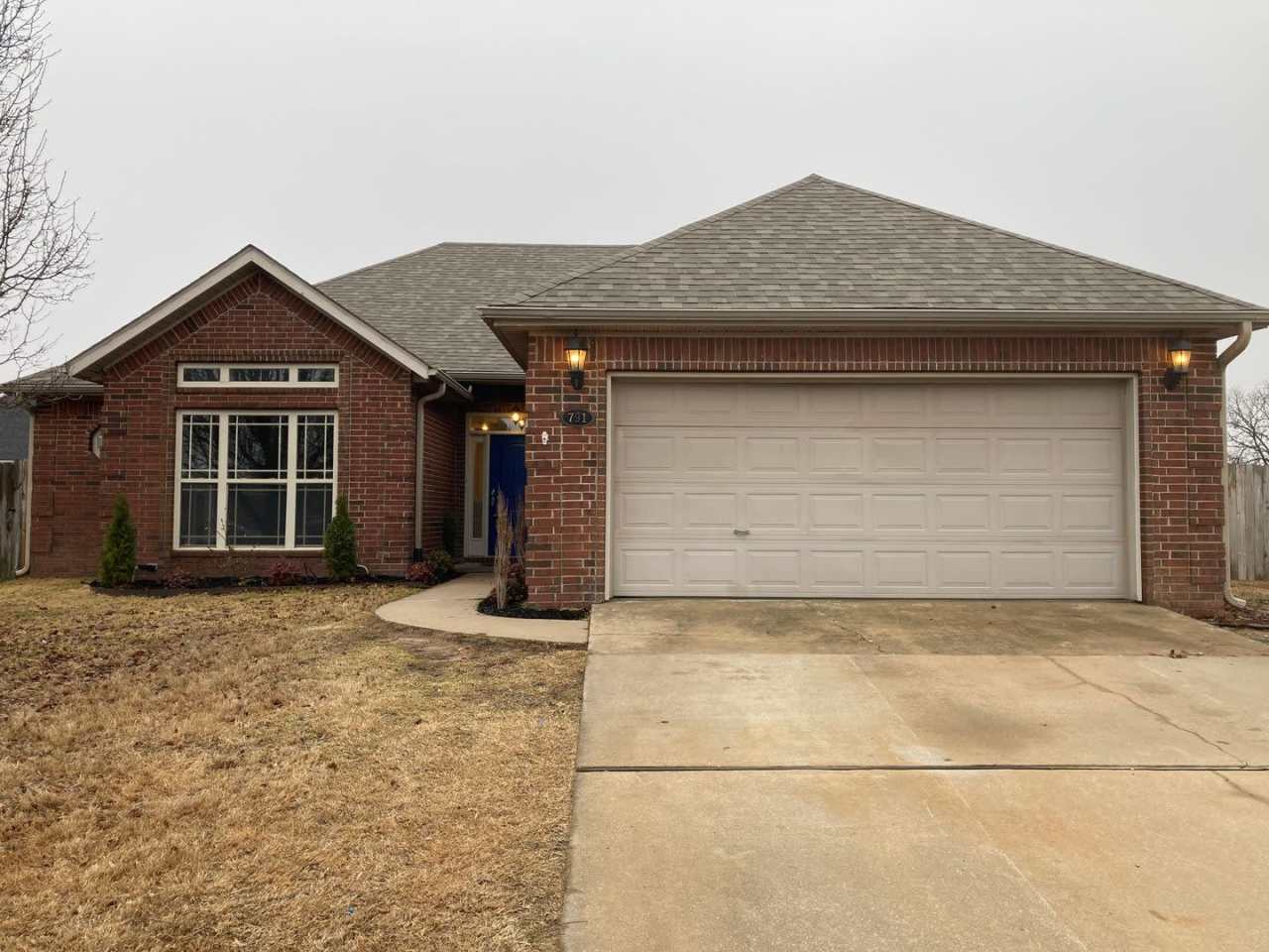 3 bedroom 2 bath modern style home minutes from Centerton Main!!