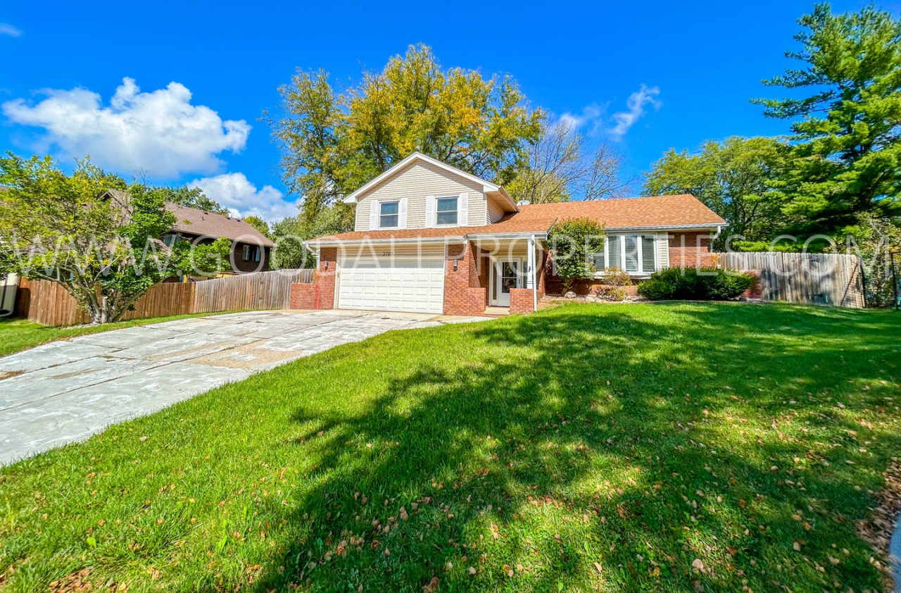 3 Bedroom, 3 bath Home in West Des Moines!!