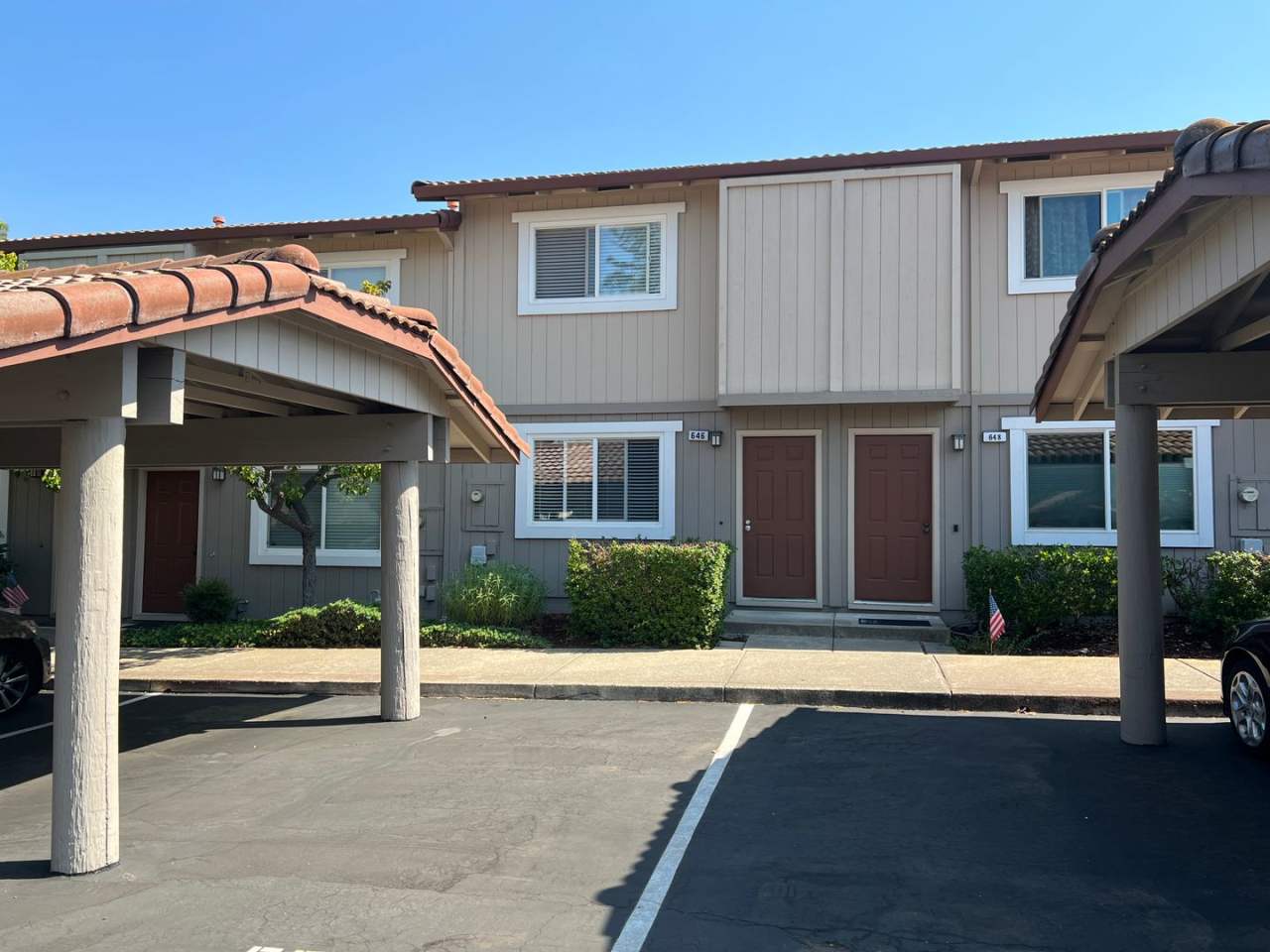 SEE US ABOUT MOVE IN INCENTIVE! Stunning Pleasanton Vintage Terrace Townhouse! 2 bedrooms and 1.5 bathrooms! Sharp upgrades throughout including laminate wood and tile flooring, premium cabinetry a