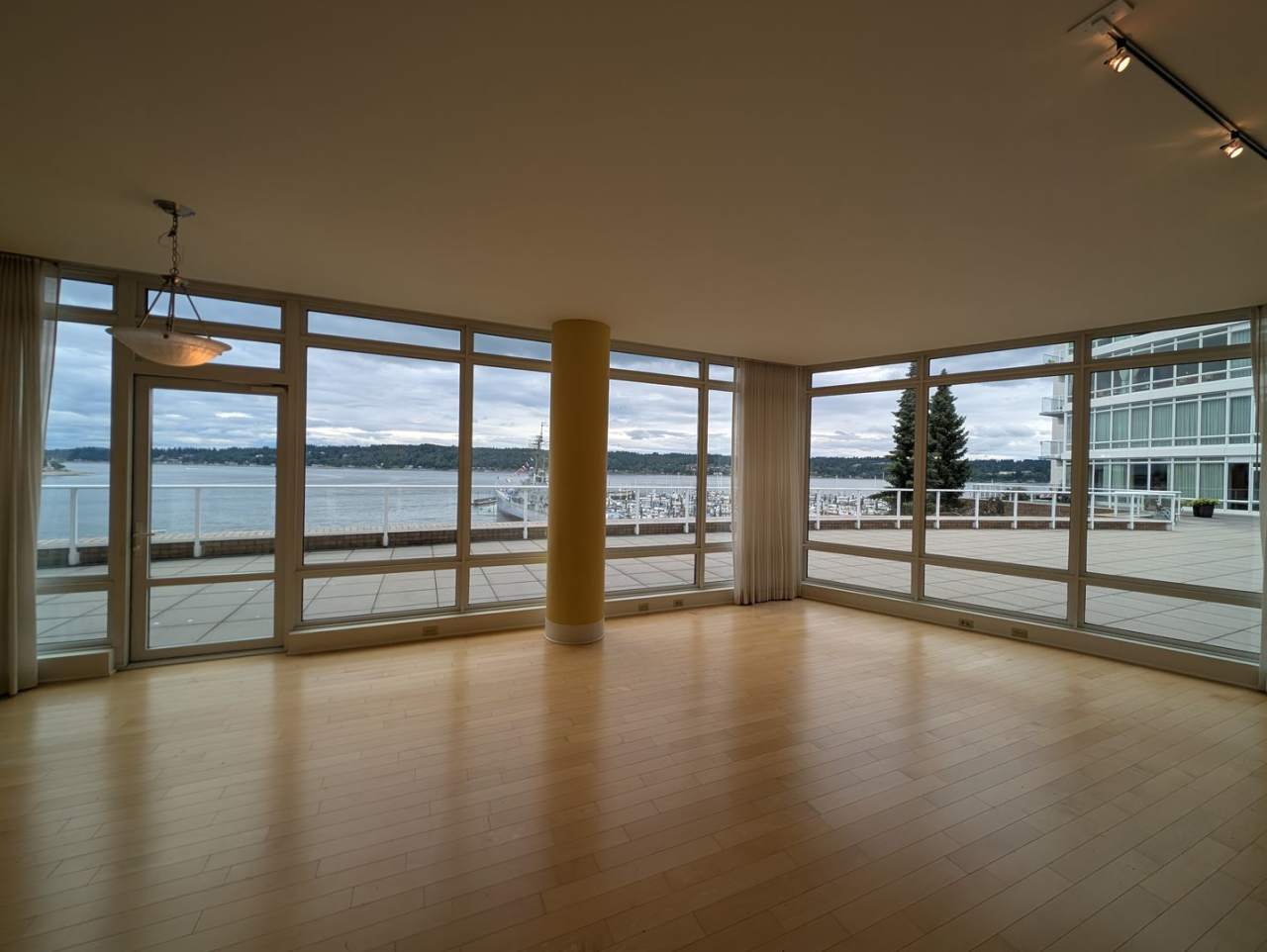Commuter Delight, Walking Distance to Bremerton Ferry and to Downtown Shops.