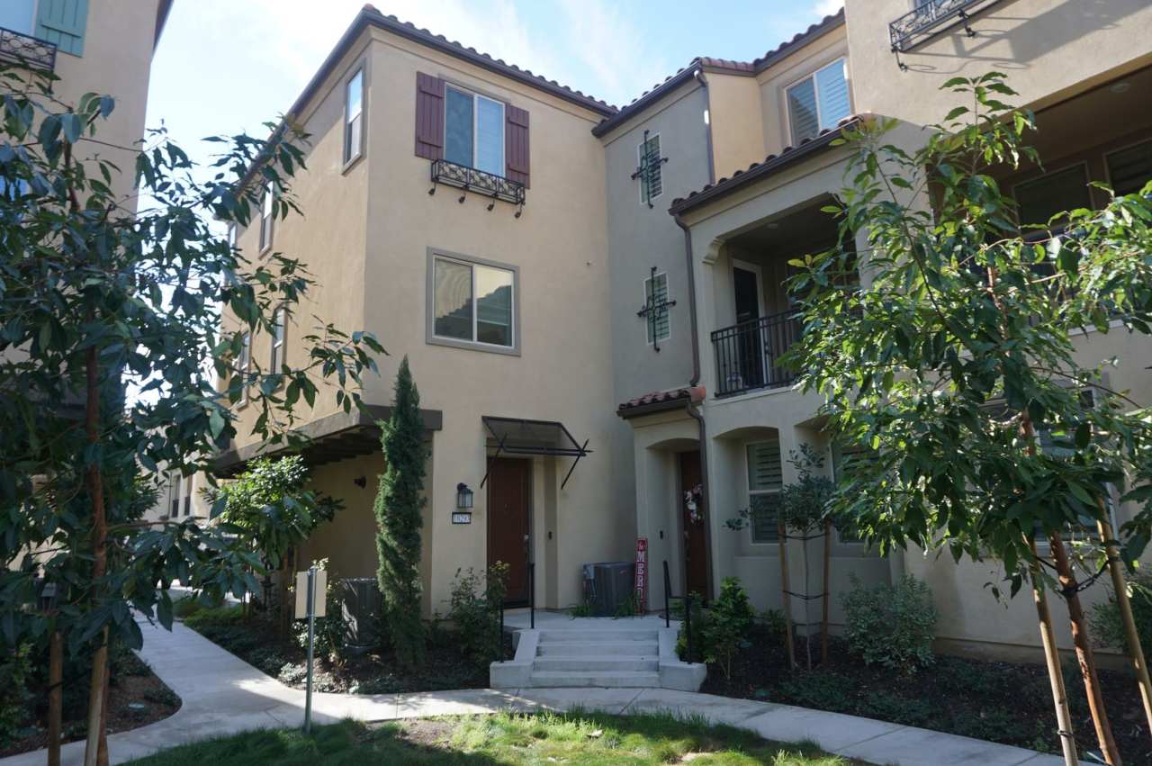Beautiful 2 Bed 2.5 Bath End Unit with Loft in Yorba Linda