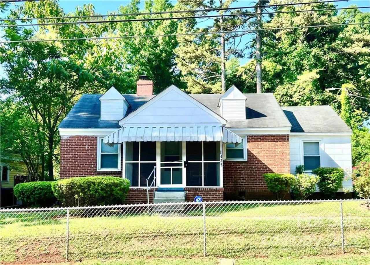 Room in 3 Bedroom Home at Remount Rd