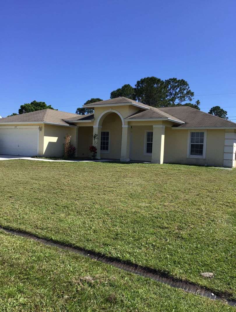 LARGE 3 BDRM 2 BATH HOME AVAILBLE NOW. ASK ABOUT THE MOVE IN SPECIAL.