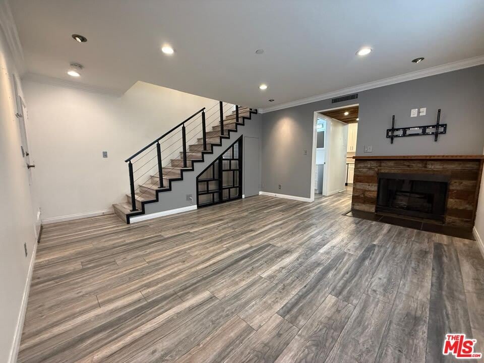 1043 Thompson Ave unit: 11