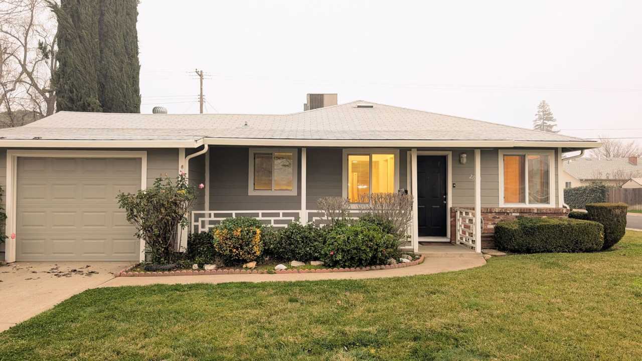 GREAT LOOKING 2BD / 1BTH DUPLEX W/ SPACIOUS BACKYARD!