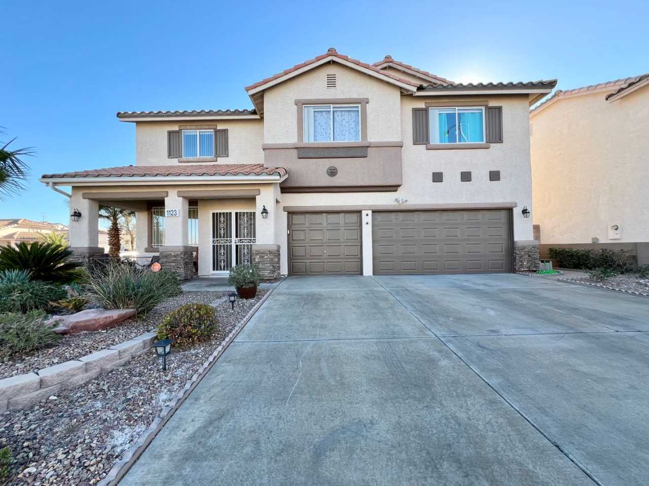 UNFURNISHED - 5BD/3BA HOME W/ POOL IN HENDERSON