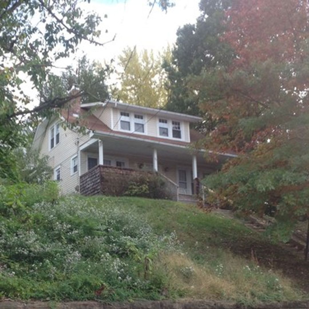 4 Bedroom/ 1 Bathroom House - Great View (Downtown) - Available 06/04/2026