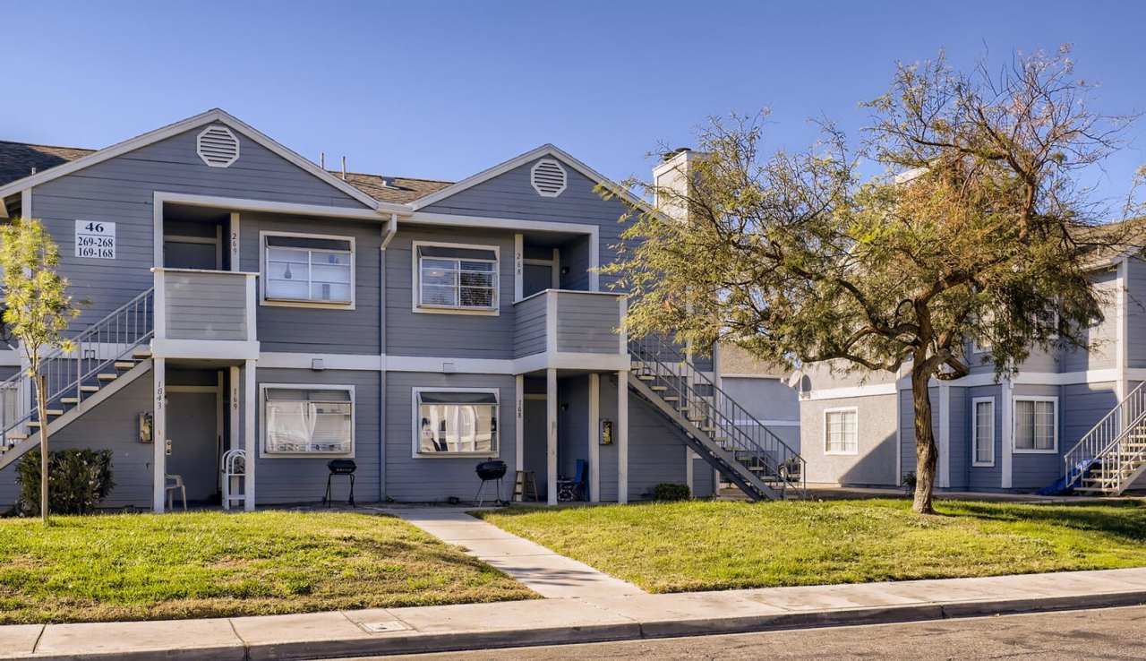 LOVELY 2 bedroom Condo Ready for Immediate Move in!!