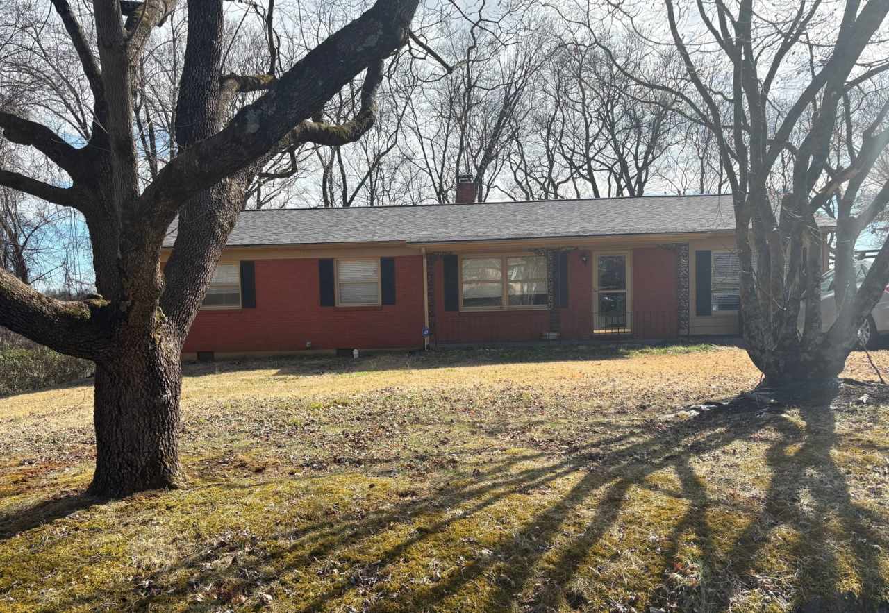 Cozy 4BR One Level Home with Extra Storage and Covered Deck in Knoxville