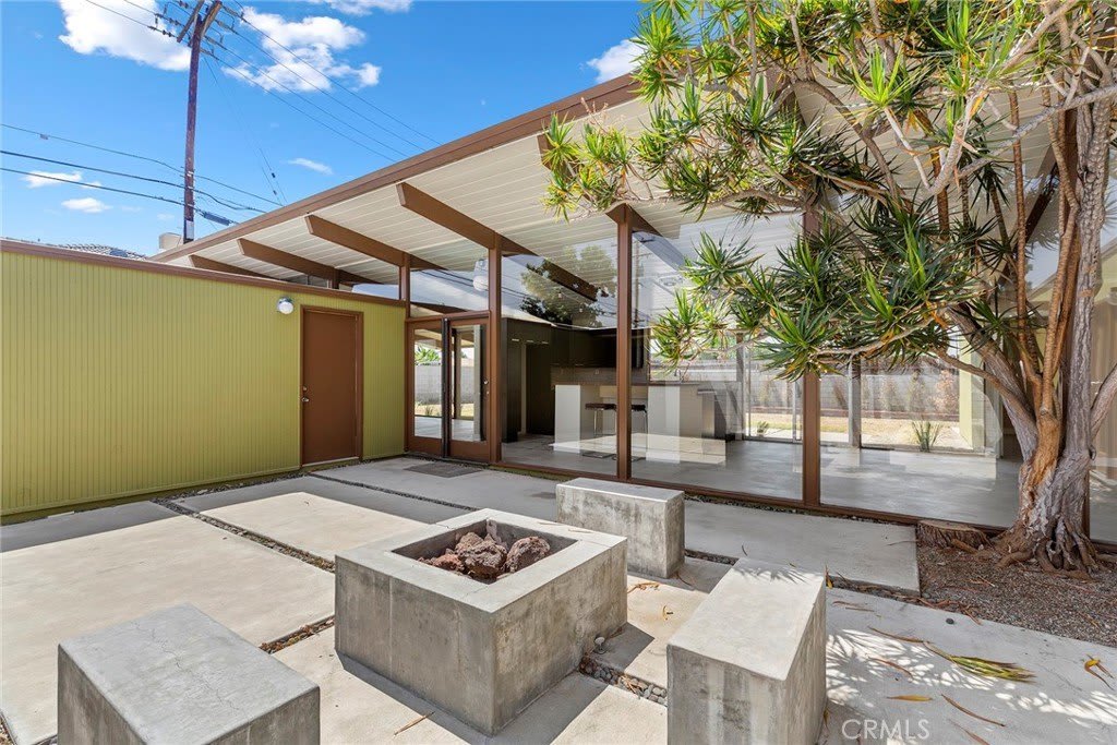 840 E Palmdale Avenue