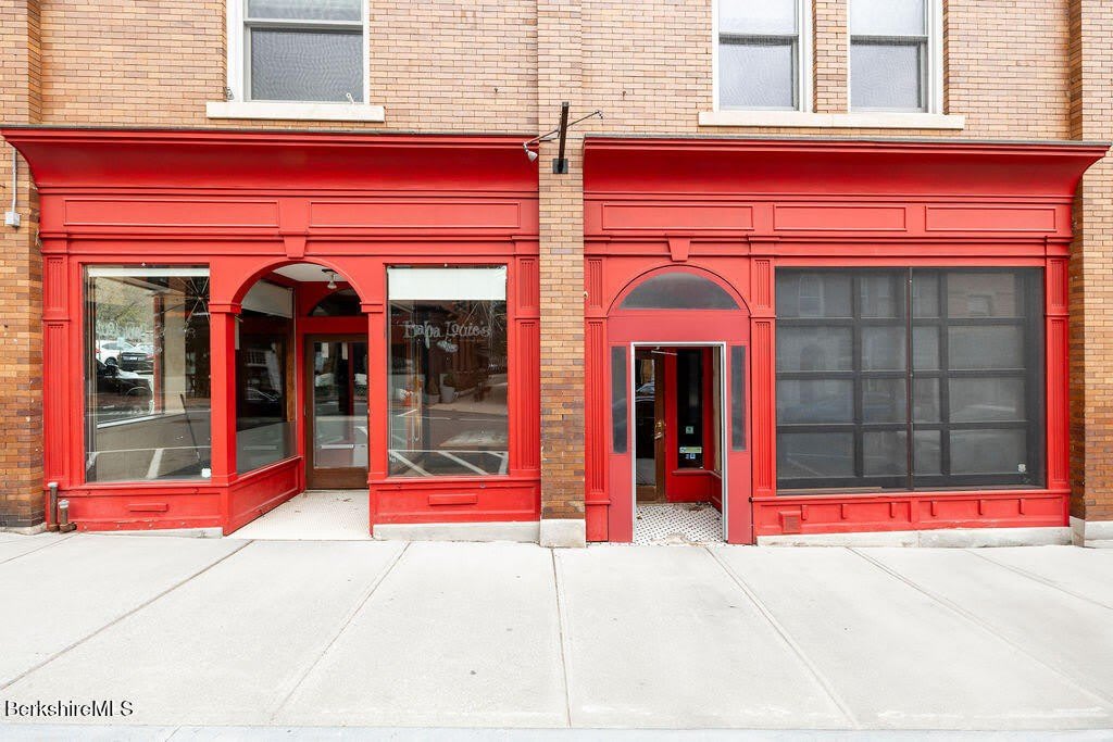 42/44 Railroad St