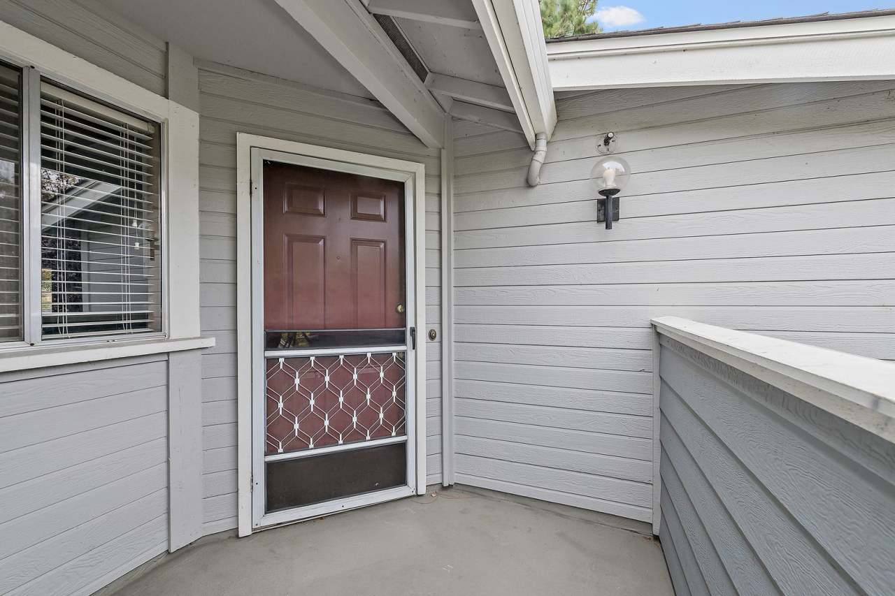 2Bd/2Bth Condo, hardwood floor, balcony, top floor