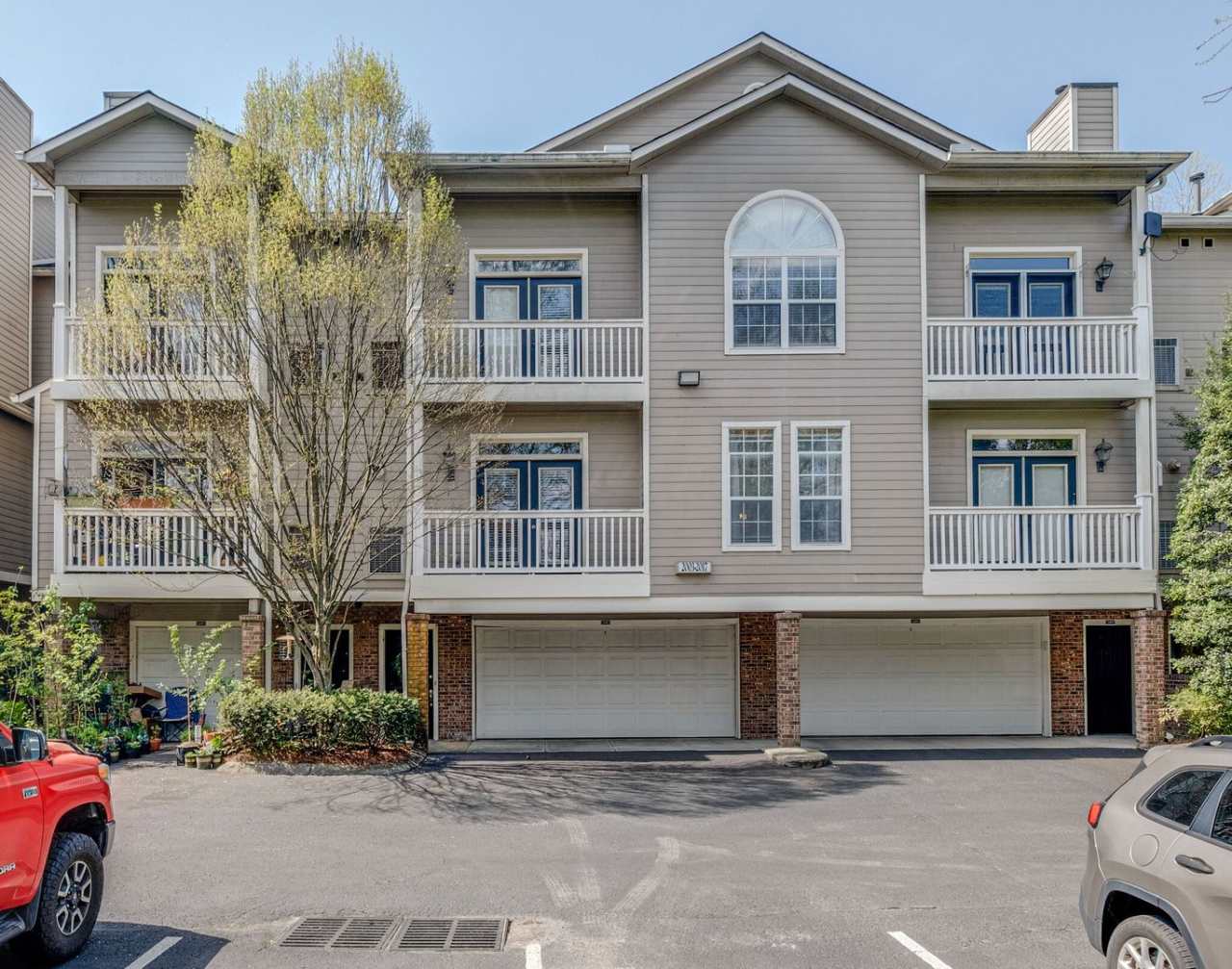 FULLY FURNISHED 2 BED 2 BATH TOWNHOME IN GREENHILLS $2500 PER MONTH.