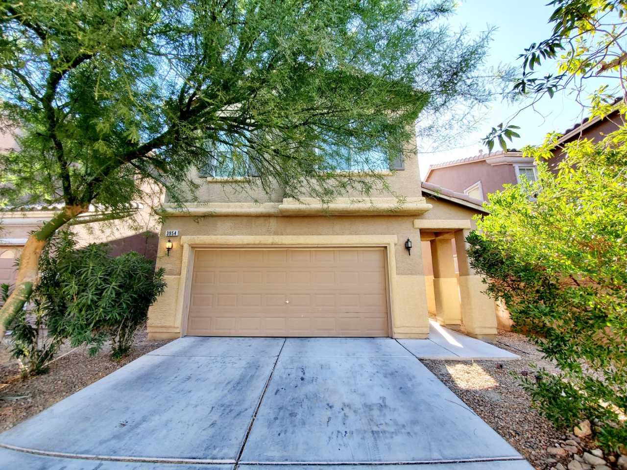 VERY SPACIOUS 3 BED / 2.5 BATH 2-STORY HOME NEAR THE NELLIS AFB!