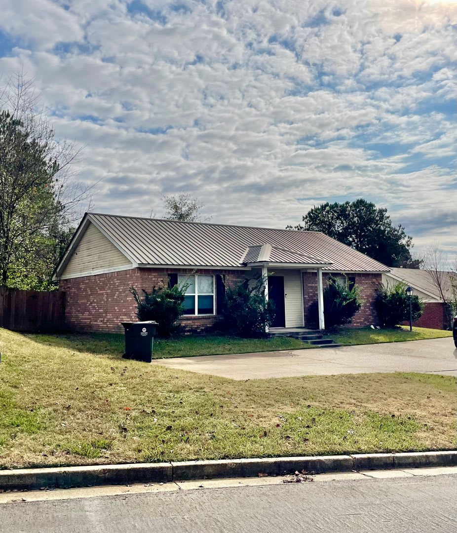 2 BR 2 BA Fenced Yard