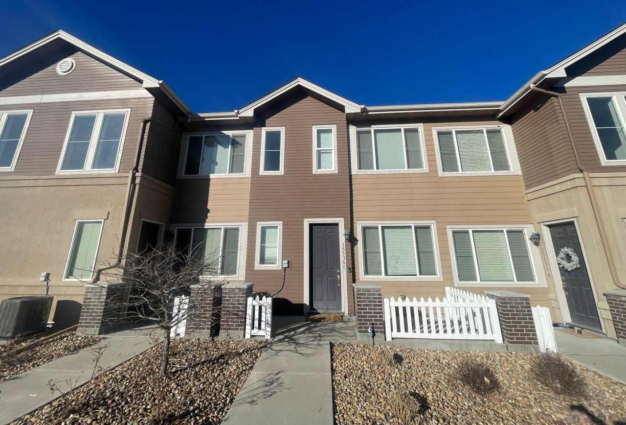 Townhome with great access to shopping, restauraunts and more!