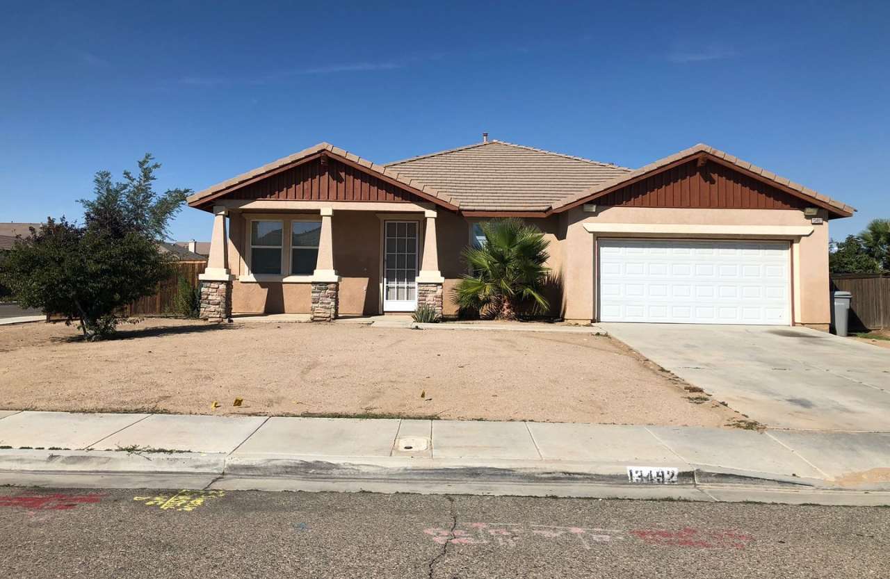Beautiful Spacious 4 bedroom 2 bathroom Home with a Bonus Room in Hesperia CA!