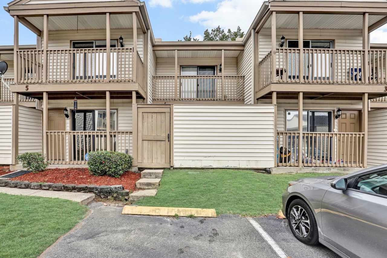 2 bedroom/ 2 bathroom beautifully updated condo in Twelve Oak Condos!