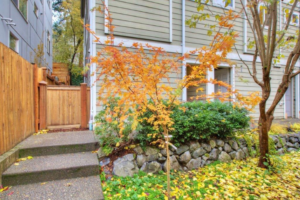 Mt. Baker - Beautiful 3 Bedroom / 2.5 Bath Townhome w/ Garage