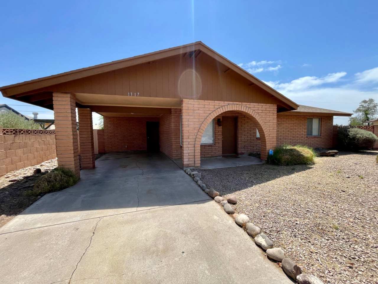3 Bedroom 2 Bath Single Level Home In Tempe! NO HOA  Close to ASU