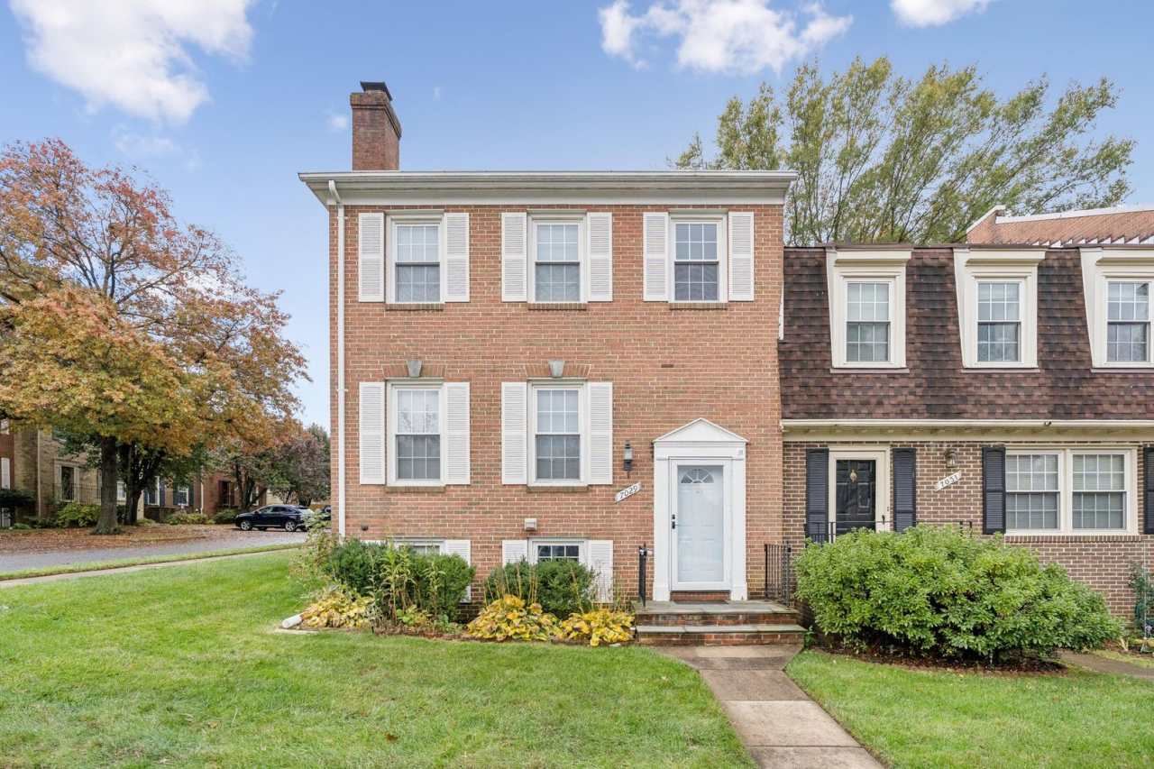 Beautifully maintained townhome on a quiet cul-de-sac in Springfield!