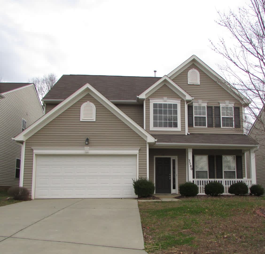 Large Home With Double Car Garage in Catawba Hills