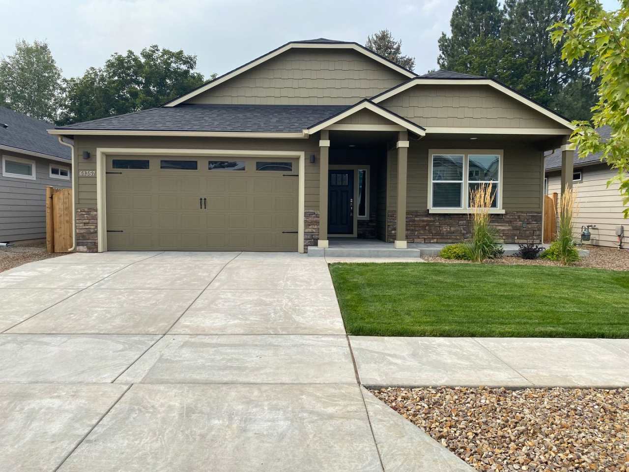 $500 Off 1st Month's Rent!!! Single Level 3/2 Hayden Home - With Luxury Amenities- Washer/dryer, Wine Bar, Yard Service and More! 61357 SE Matthew