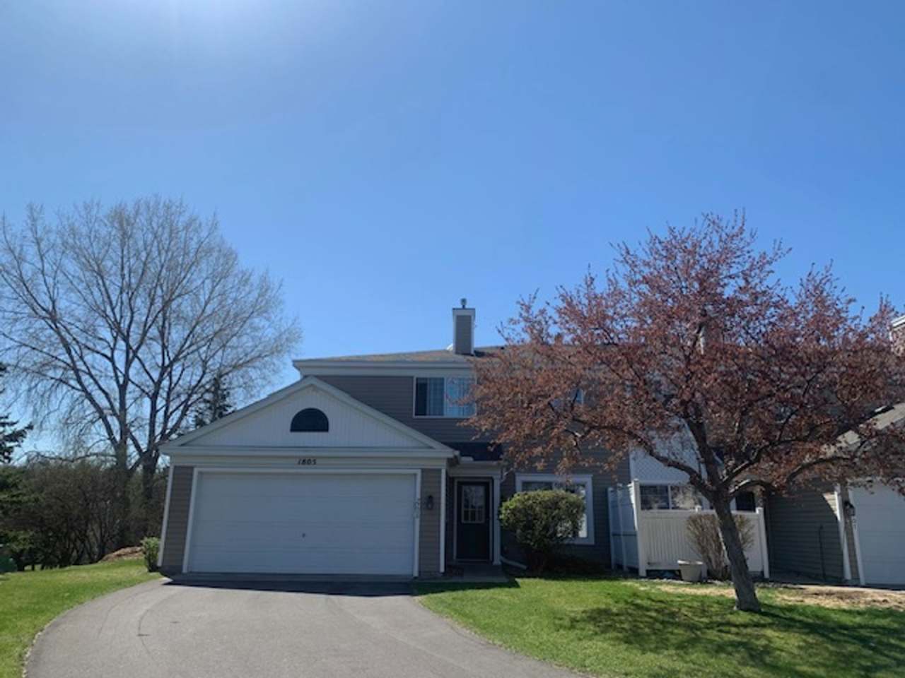 2 BR/2 BA End-Unit Townhome in a Great Burnsville Location!