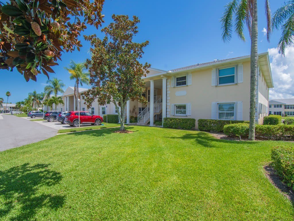 655 W Lake Jasmine Circle unit: 207