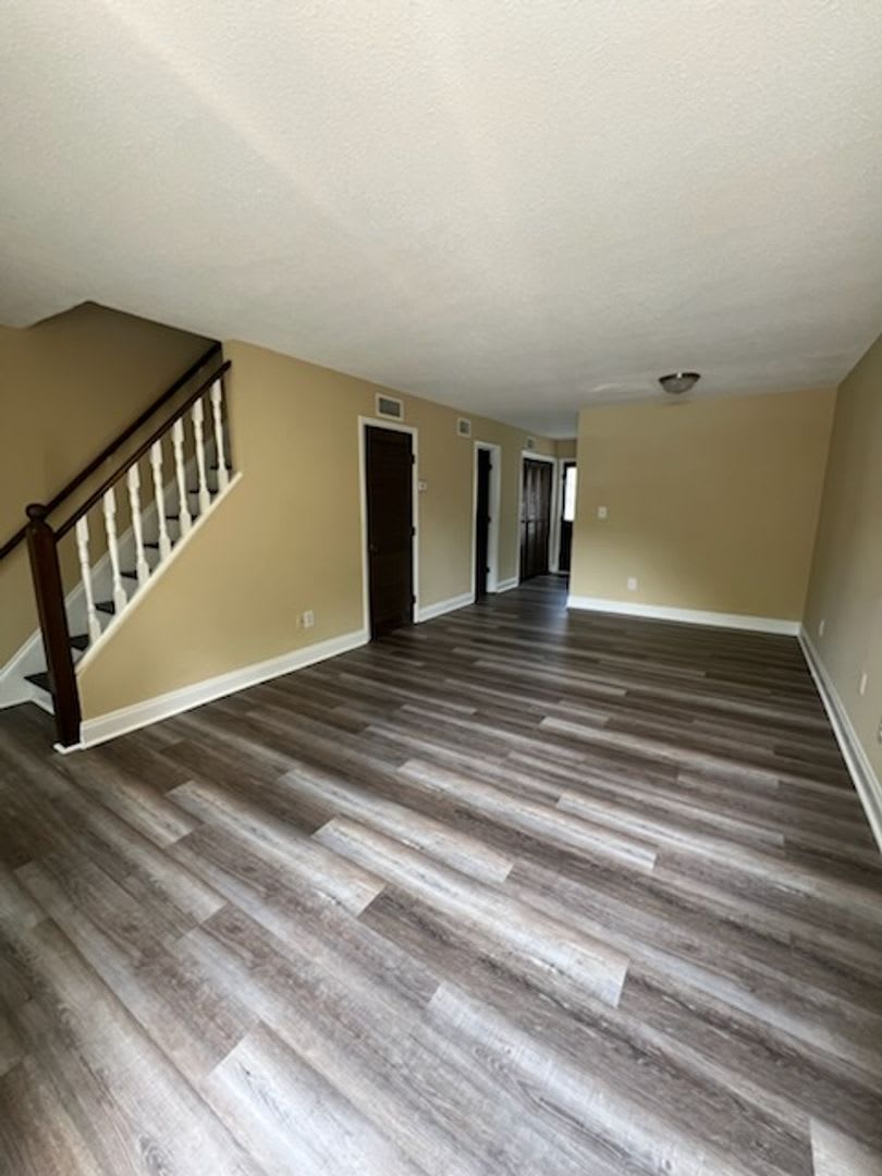 ***PROMOTION $100 OFF FIRST MONTHS RENT*** Renovated Townhouse