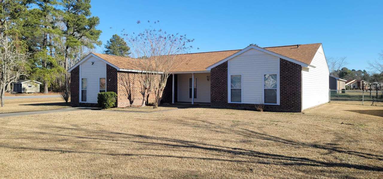 Nice 4 bedroom, 2 bath unit