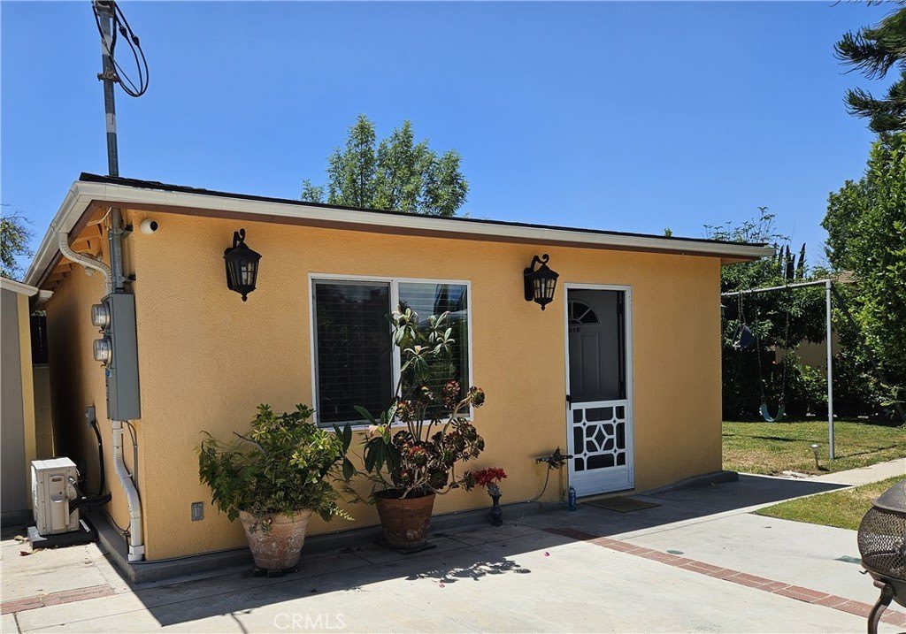 6618 Longridge Avenue