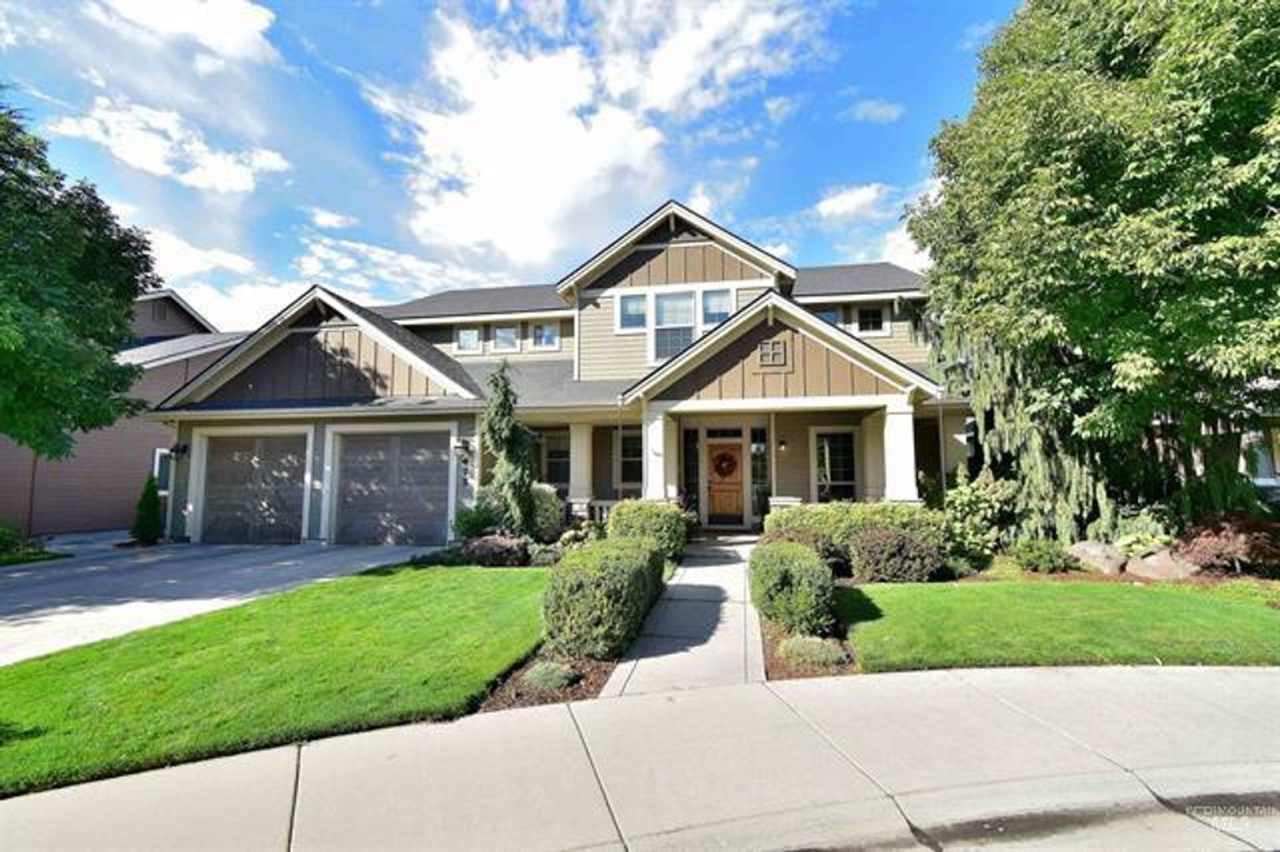 "Luxury Living: Stunning home with marble counter tops  Fireplace!"