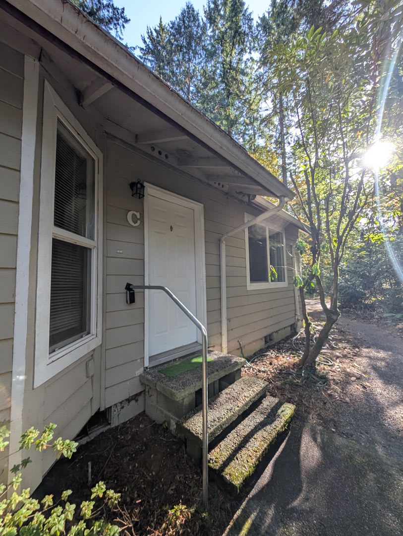 Large 3 Bedroom Corner Unit in The Heart of Gig Harbor! Available Now! $500 Off 1st MONTHS RENT!