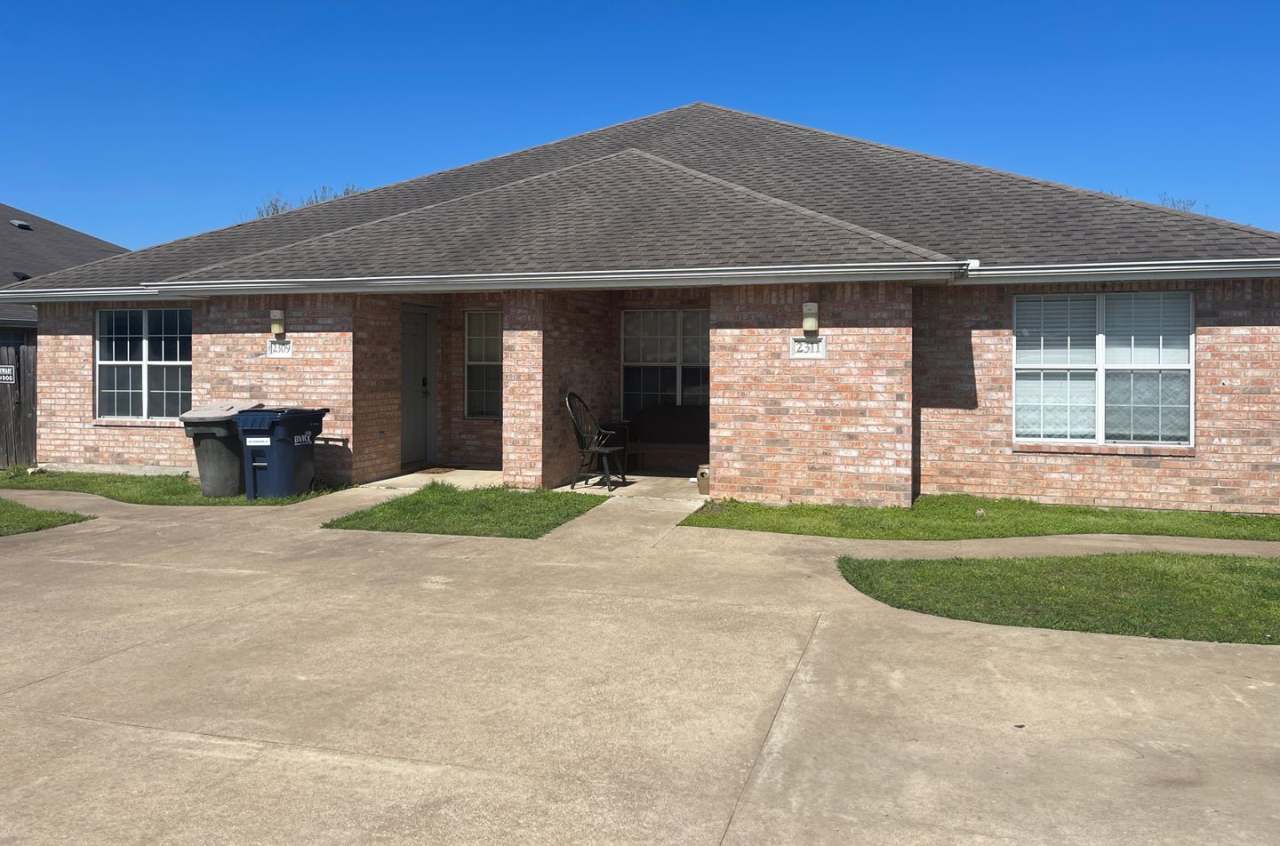 College Station - 3 bedroom / 2 bath / Duplex / Fenced in yard.