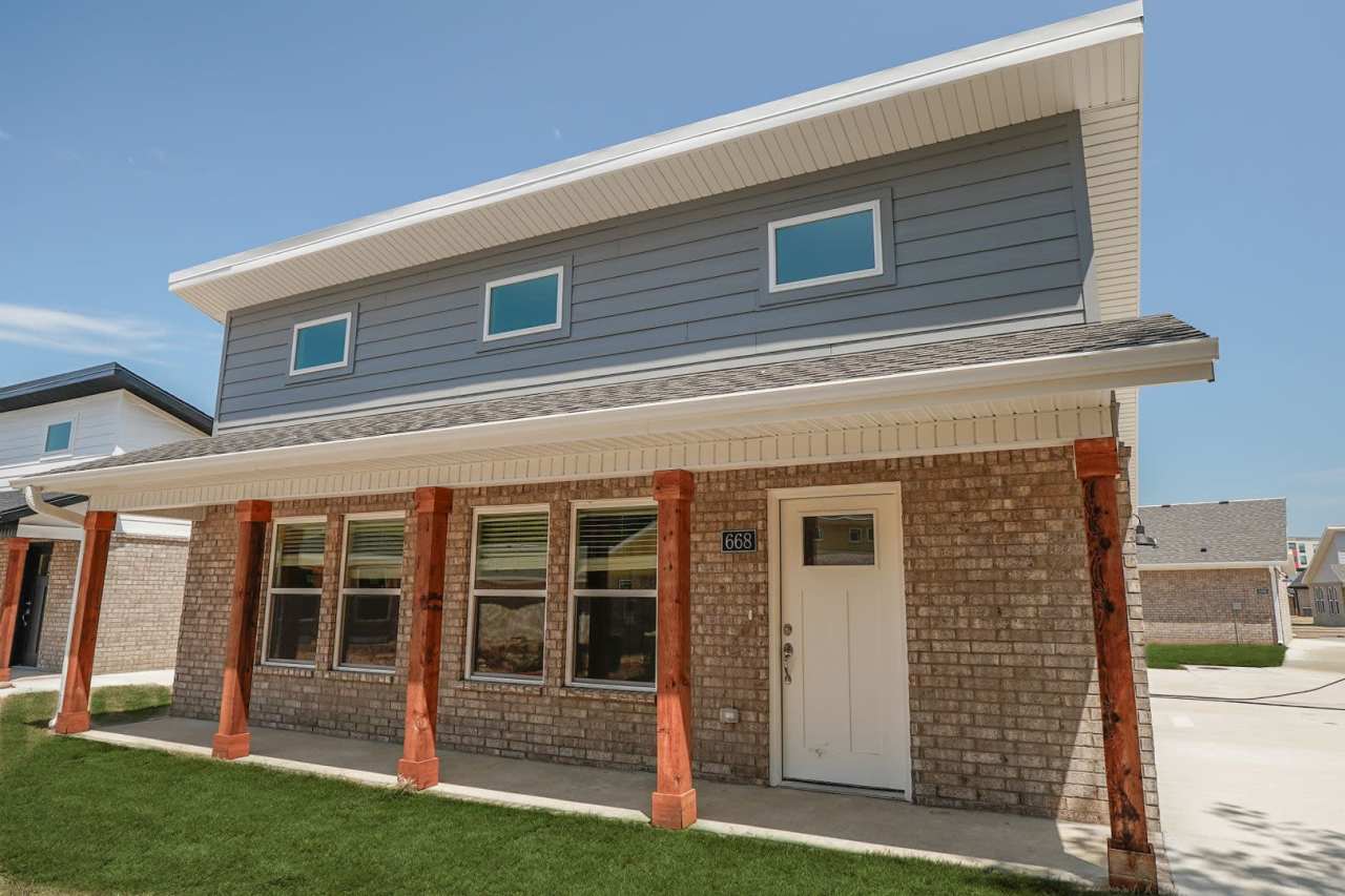 2 baths, very close to the university!!!