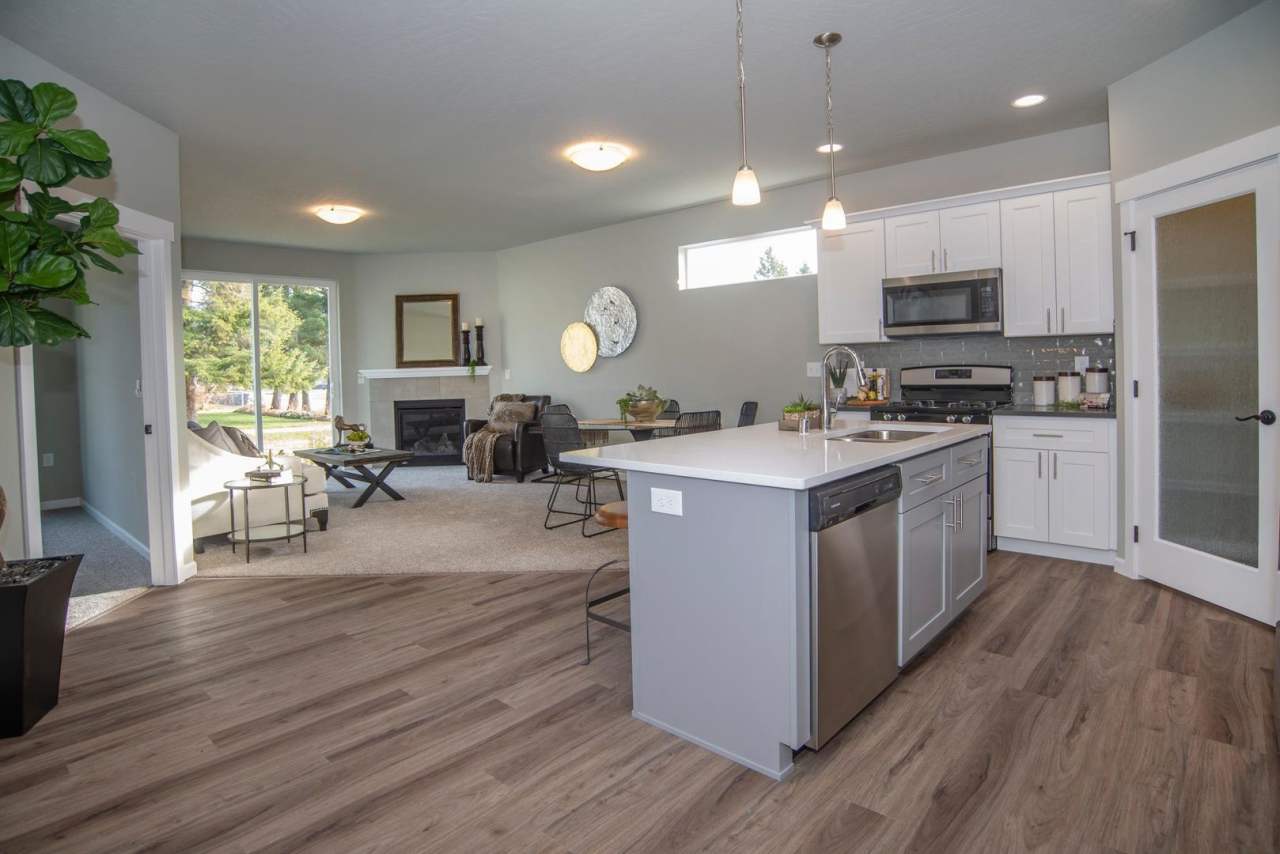 MOVE IN SPECIAL * FIRST MONTH FREE RENT* 2 Bed 2 Bath Single level home in Gated private community