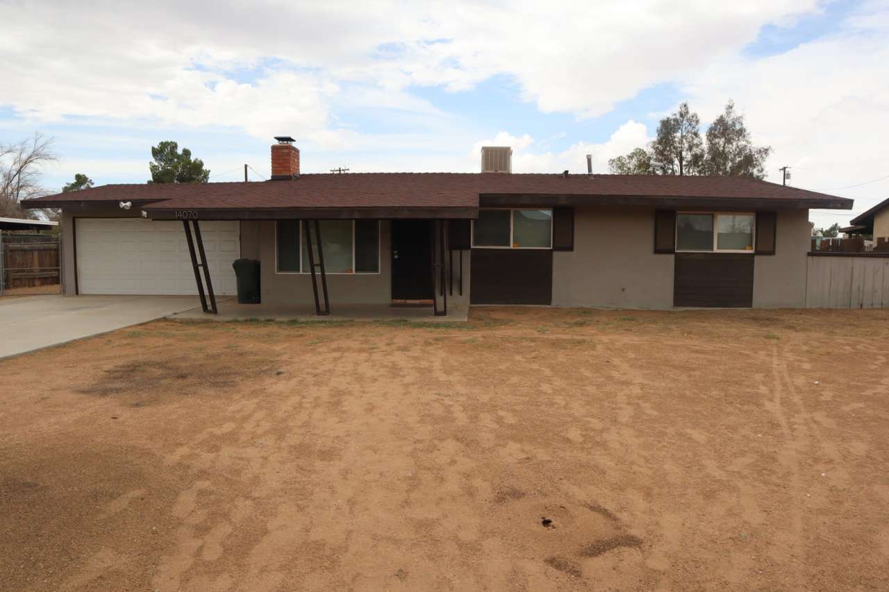 Apple Valley, 3 Bedroom, 2 Bathrooms, 1/2 acre property, Fully fenced