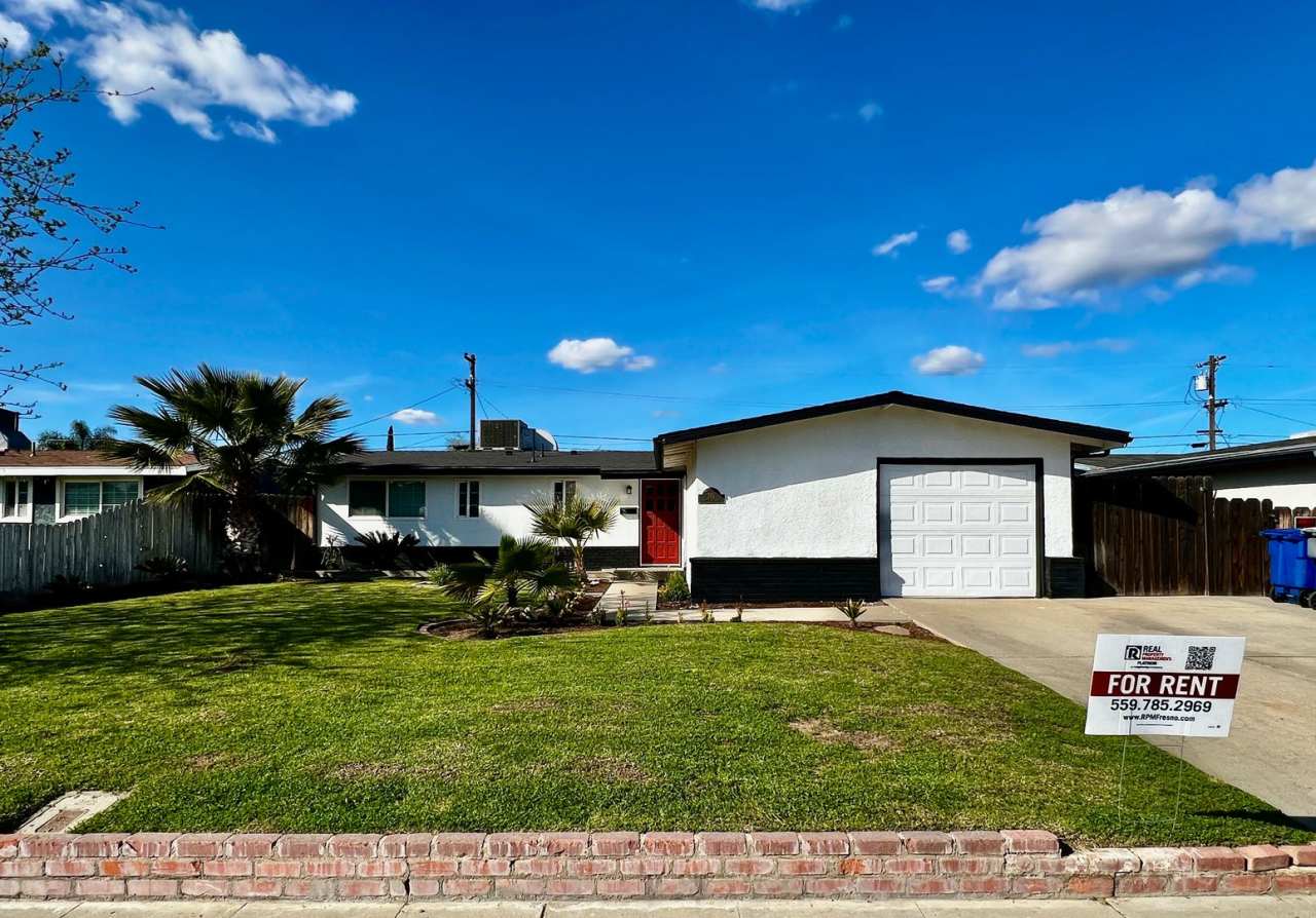 $2,250 Minnewawa  Gettysburg, 3 Bedroom 2 Bathroom - Pico Ave, Clovis - Newly Renovated Inside