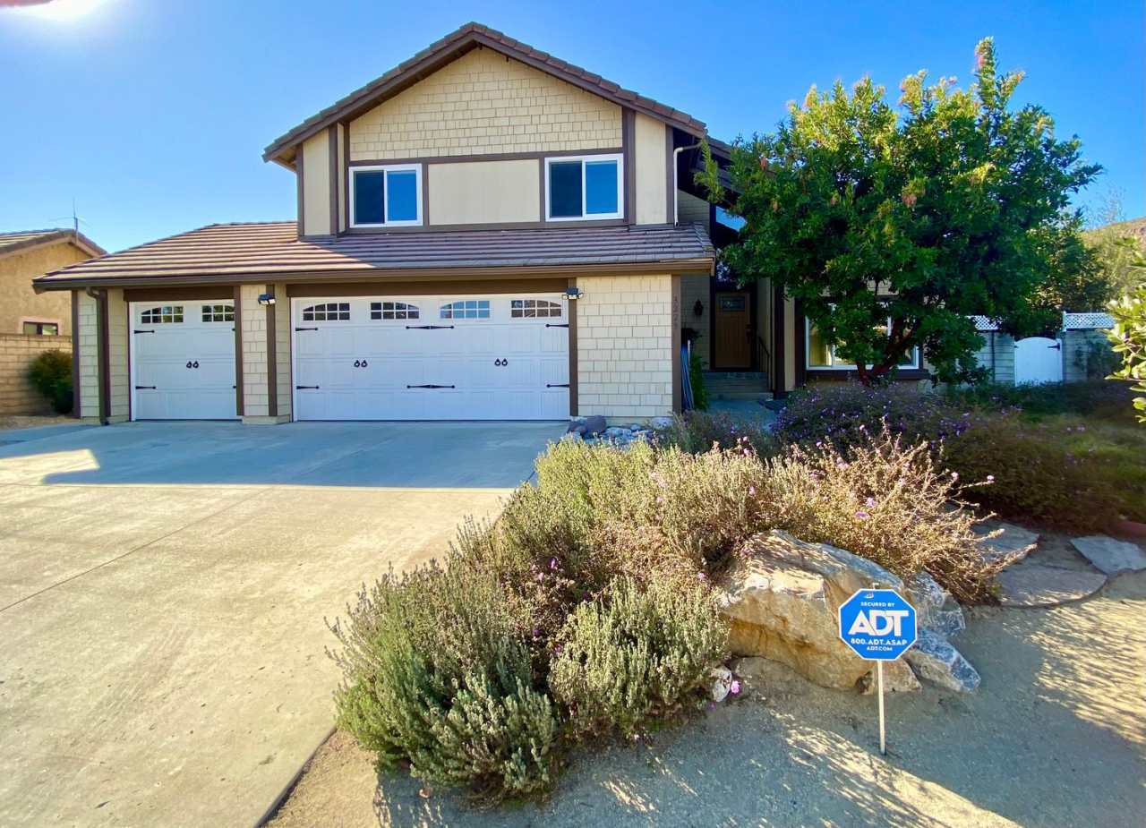 Gorgeous 3 bed 3 bath home in Thousand Oaks - First Time Rental!